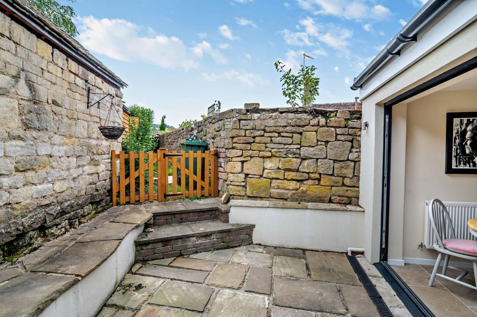 Cub Cottage Courtyard - StayCotswold