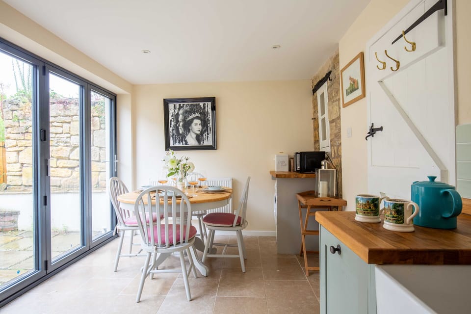 Cub Cottage Kitchen - StayCotswold