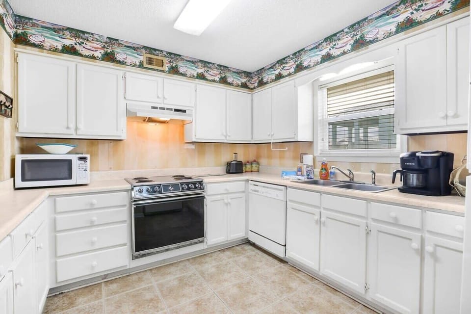 Well-equipped kitchen 
Since the pictures have been made, we have added new appliances.