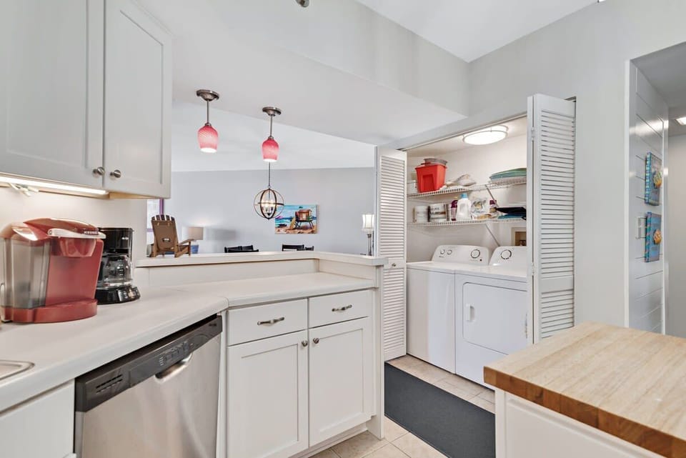 Kitchen with Island and Bar Top