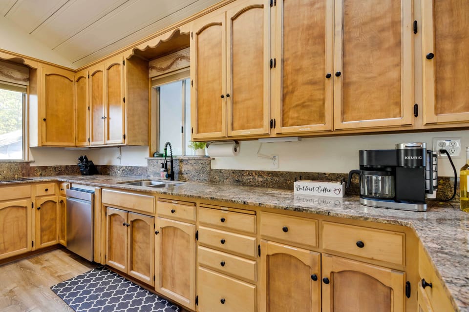 Kitchen | Fully Equipped w/ Cooking Basics
