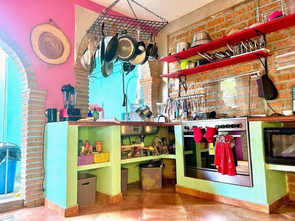 Fully equipped kitchen with oven, stove, fridge/freezer, microwave...