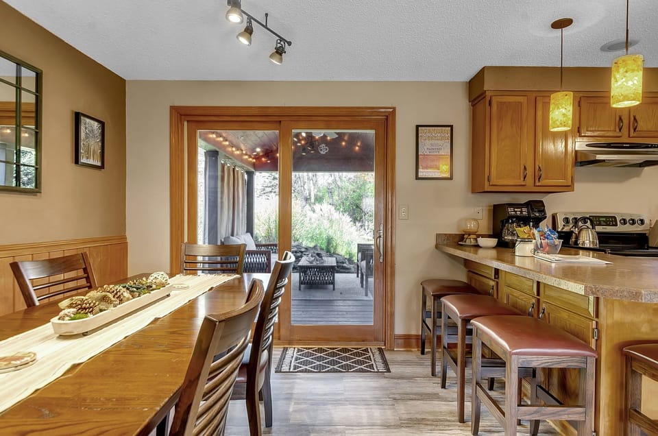 5 dining area for up to 12