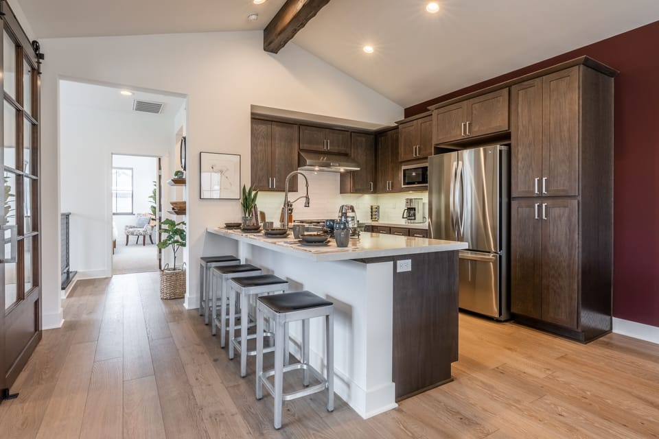 Fully Equipped Gourmet Kitchen with 4 bar stools