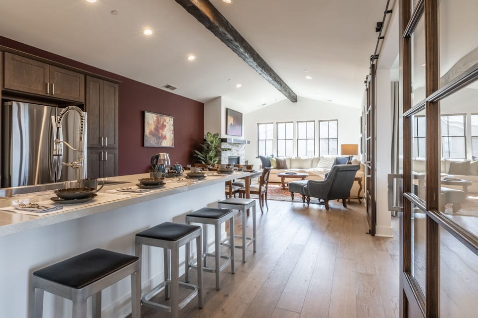 Fully Equipped Gourmet Kitchen with 4 bar stools