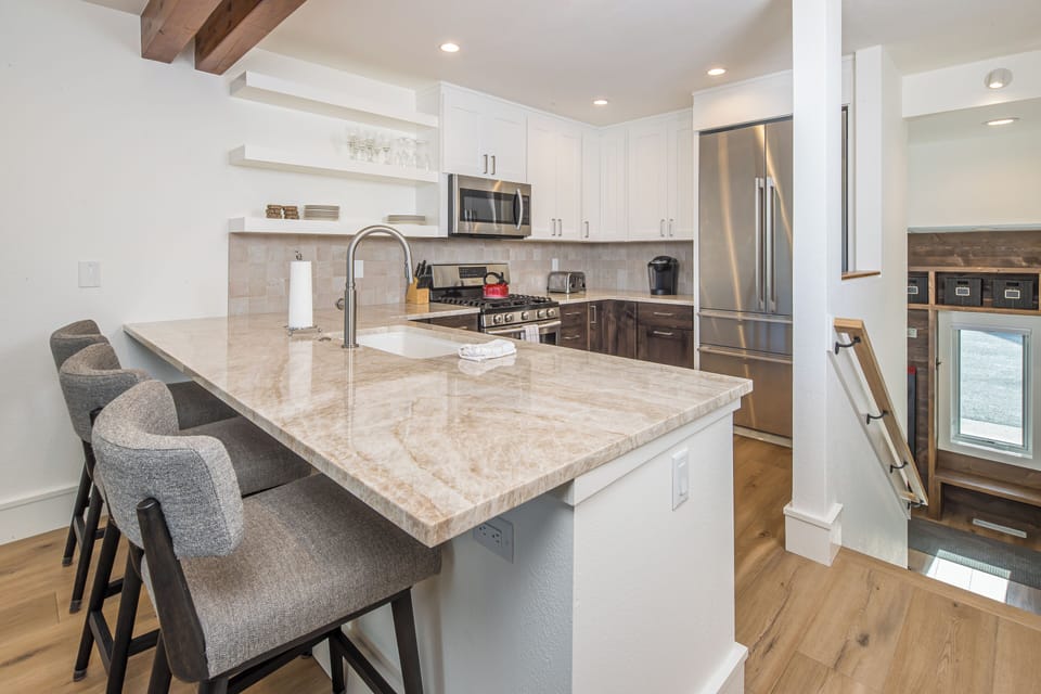 Gorgeous kitchen bar, perfect for breakfast before adventures