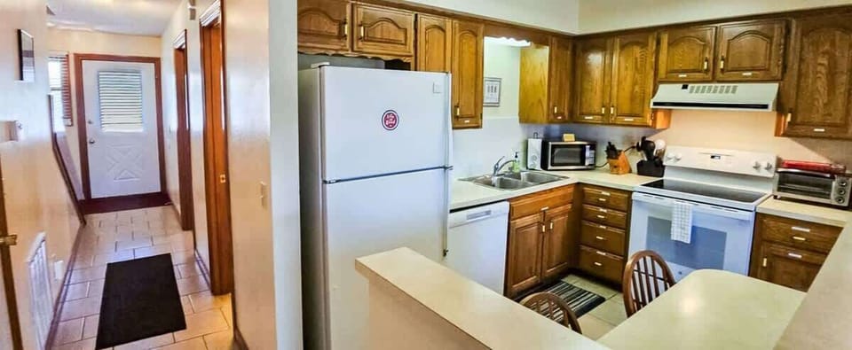 Full Kitchen, 2 BR 2 BA
