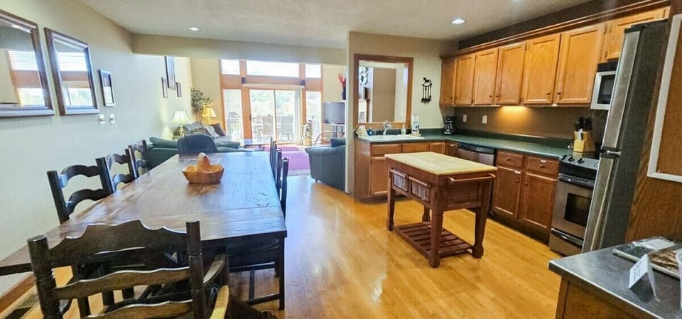Sleeps 8, 3BR, 3BA