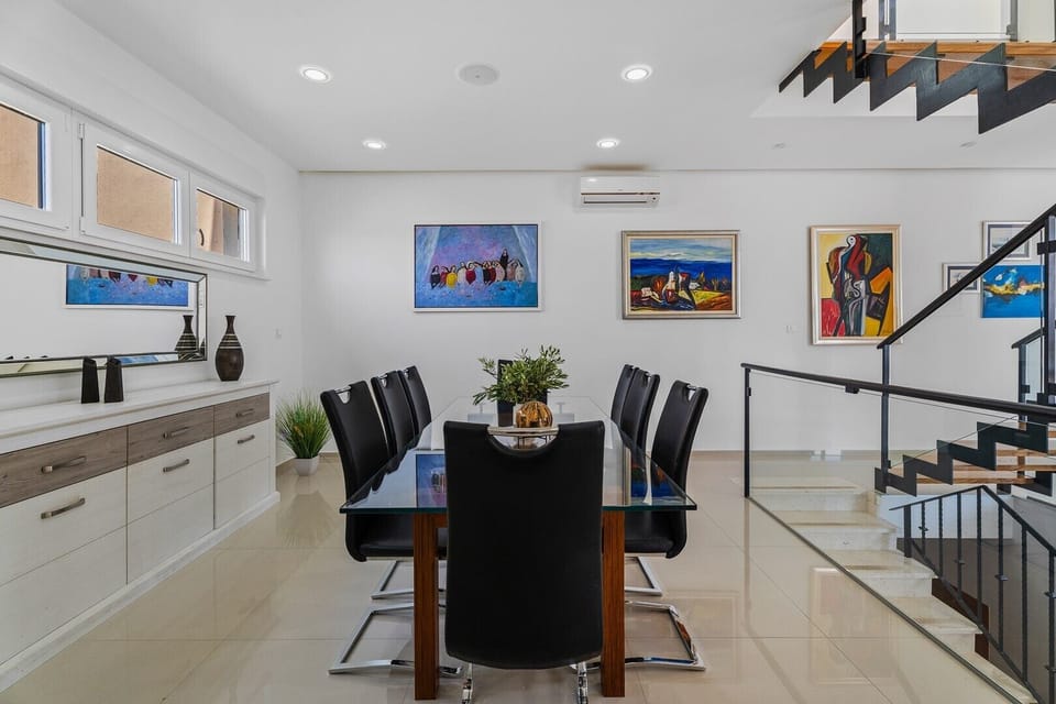 Dining area for 8 people

