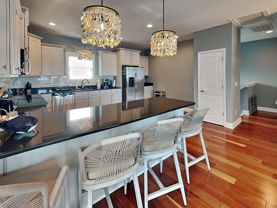 Full Size Kitchen with Breakfast Bar