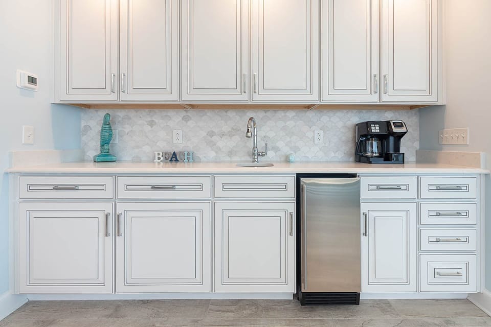 Grab a chilled drink from the fridge, enjoy your favorite brew, or create a cocktail at the wet bar