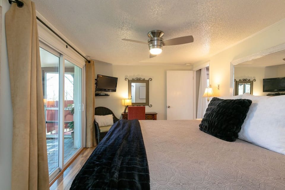 king bedroom with tv and desk