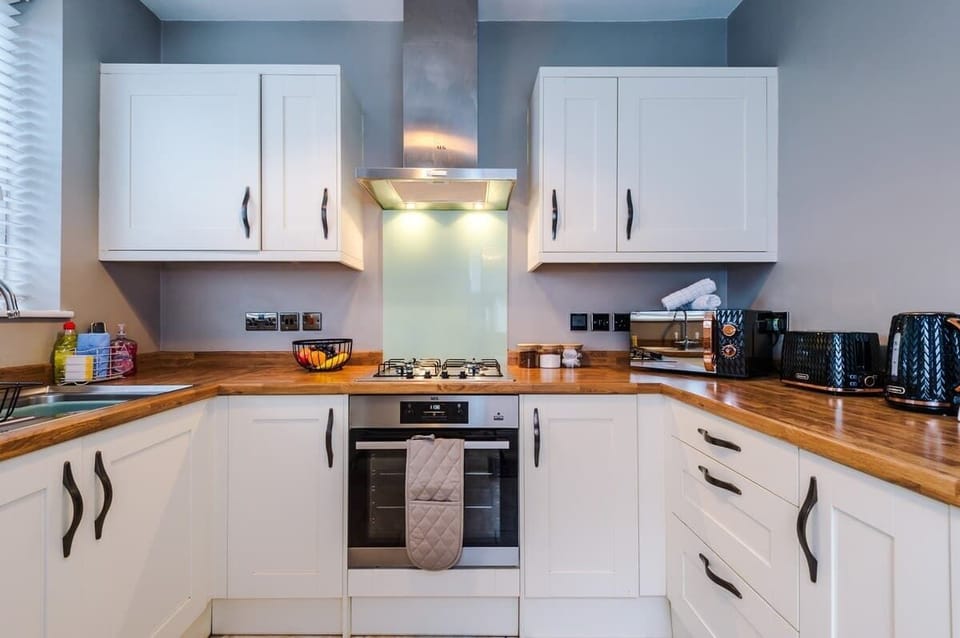 The fully equipped kitchen has everything you need for a long or short stay in Chester including a toaster, kettle, microwave, washing machine & tumble dryer.