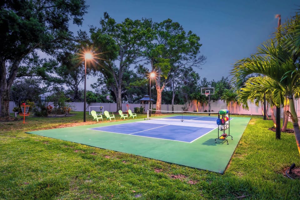 Regulation Pickleball Court (20×44 Ft) with Basketball Hoop