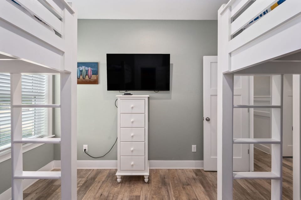 NH387A: Bodie Island Cottage | Bedroom 4- Bunk Sets