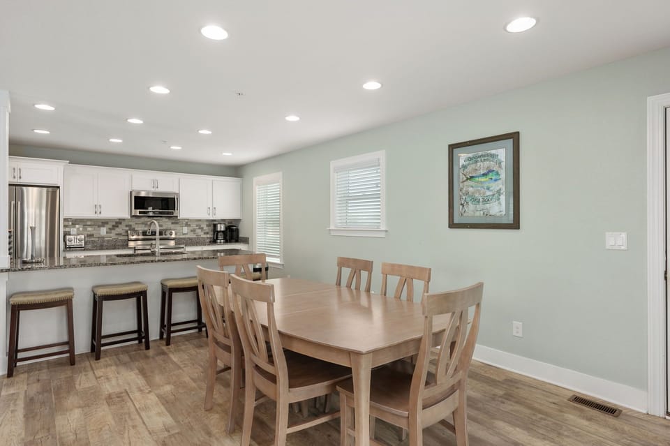 NH387D: Cape Lookout Cottage | ML Dining Area-Seating for 6, Deck Access