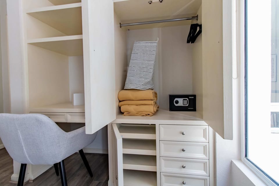 Panoramic views and a closet designed for your belongings


