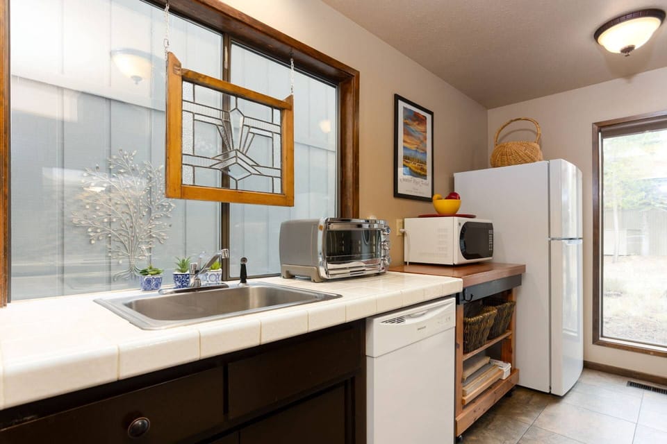 Cook a delicious meal in this fully equipped kitchen.