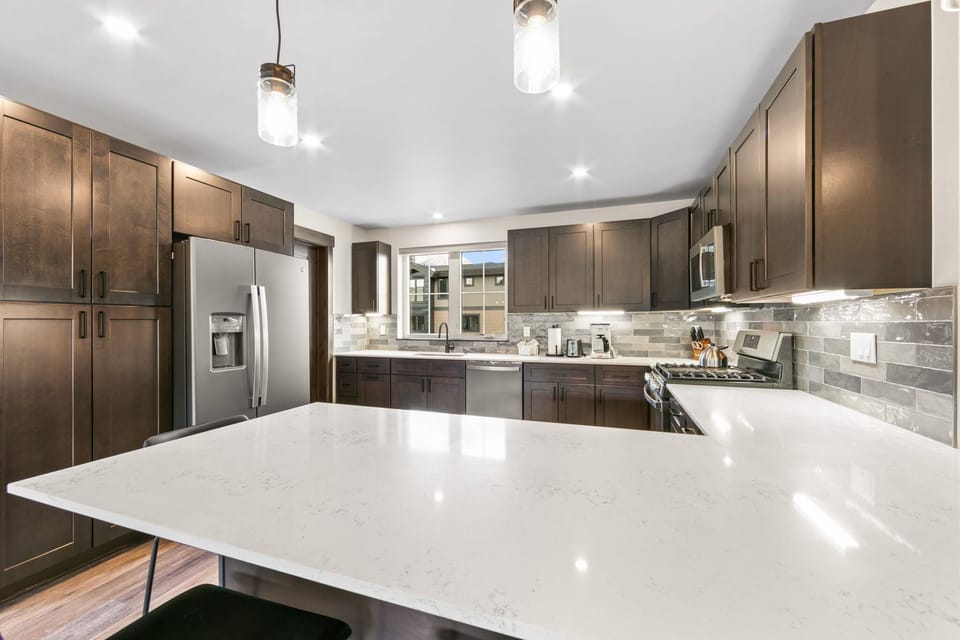 Breakfast bar and kitchen