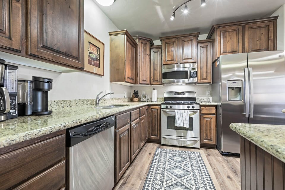Bear Hollow Lodges 4102: Fully-equipped kitchen with stainless steel appliances