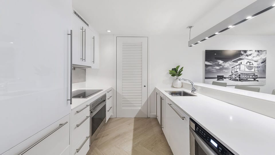 Full Kitchen with Dining Table