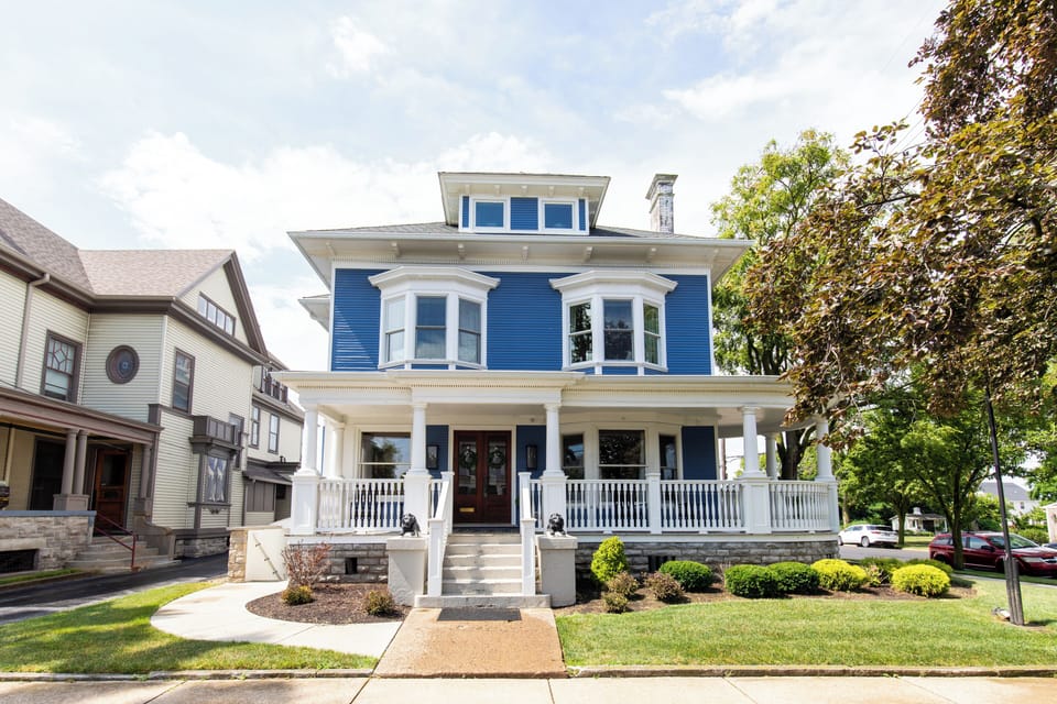 Walk to Waterfront - Two Blocks to Downtown