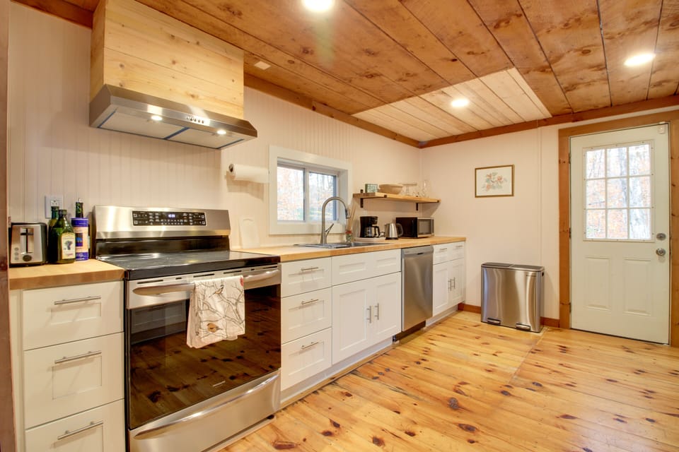 Kitchen | Cooking Basics | Coffee Maker | Paper Towels/Trash Bags Provided