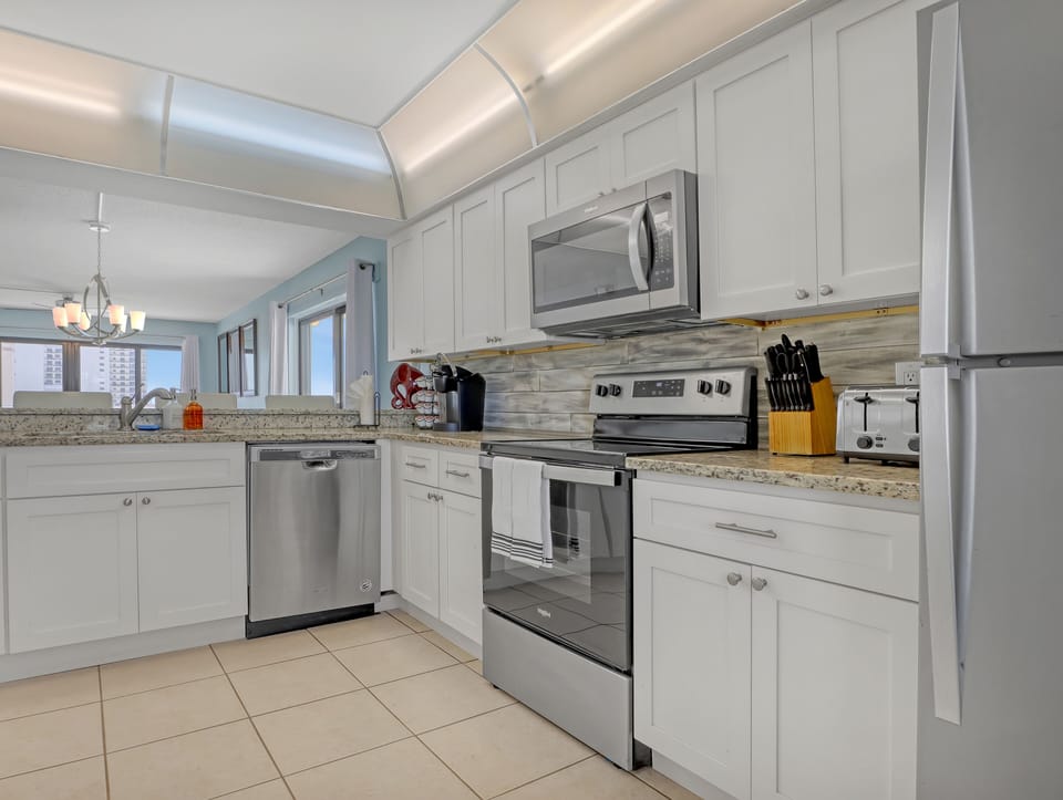 Renovated, fully-equipped kitchen