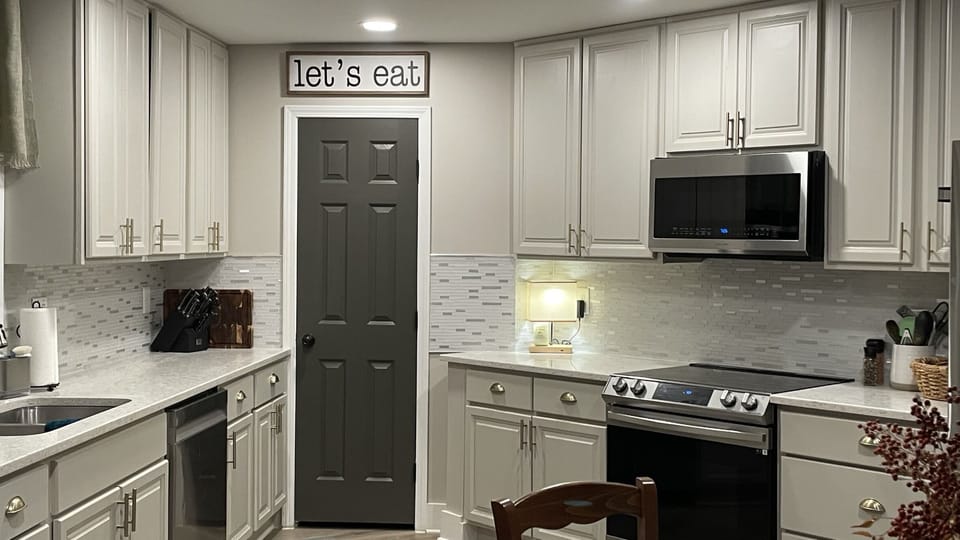 Fully equipped modern kitchen, sm appliances, knife block/boards, pantry
