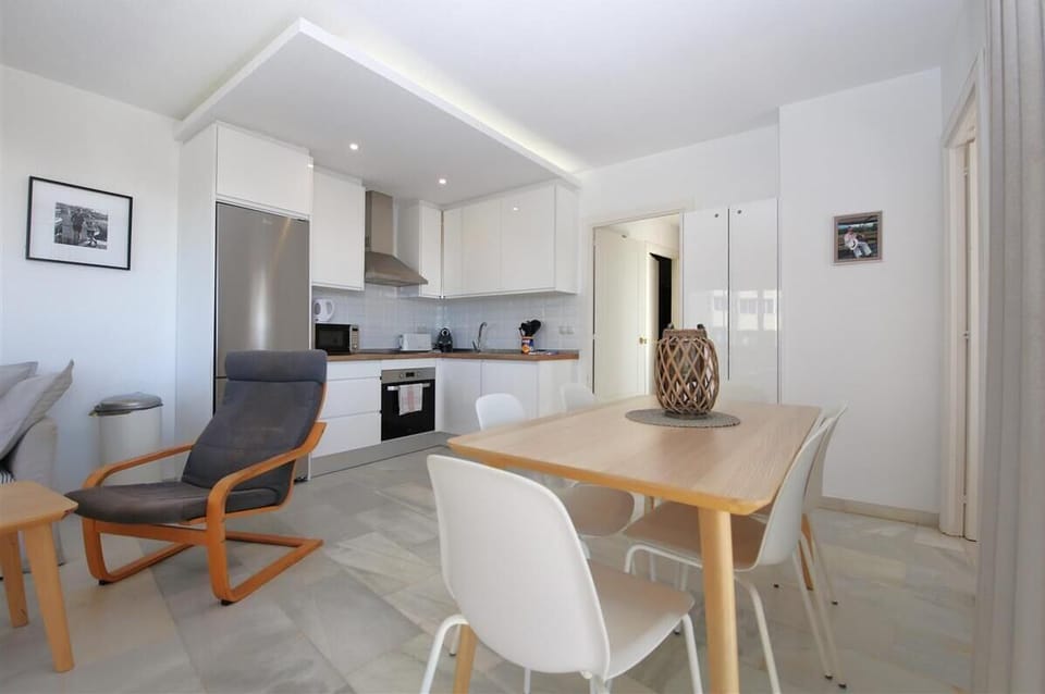 Dining area for six guests on a side of the lounge