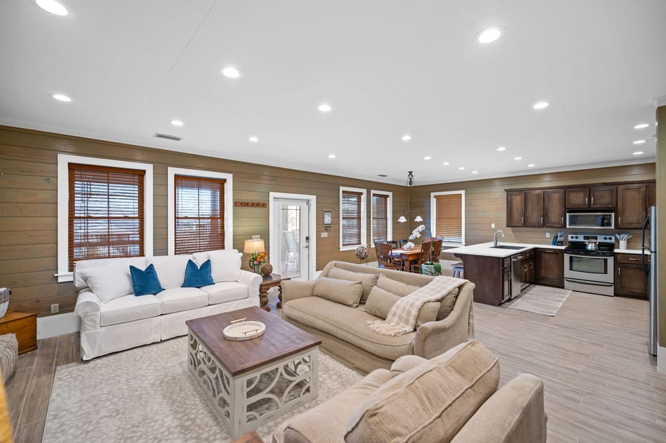 Family Room/ Kitchen / Dining/sleeper sofa